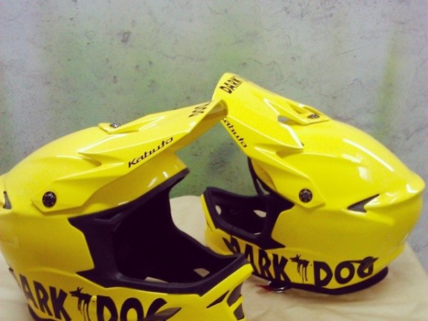 Pintamos nuevos cascos para el equipo de Dark&nbsp;Dog