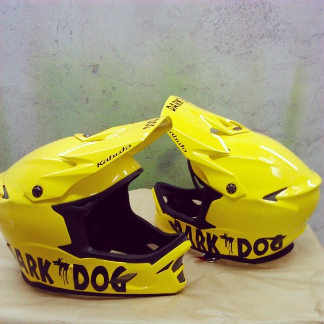 Pintamos nuevos cascos para el equipo de Dark&nbsp;Dog